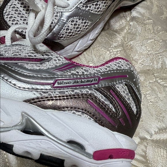 Mizuno Women's Gray and Pink Athletic Shoes - Picture 3 of 7